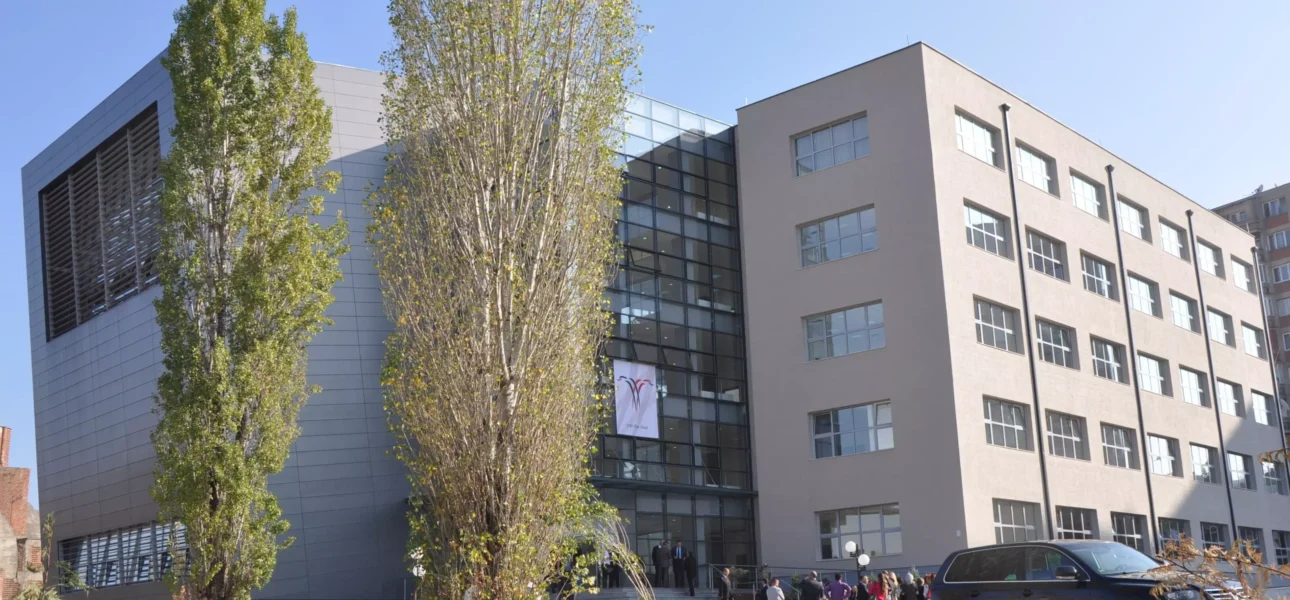 Fasada e Fakultetit të Edukimit, Universiteti i Prishtinës — KRAPI GROUP