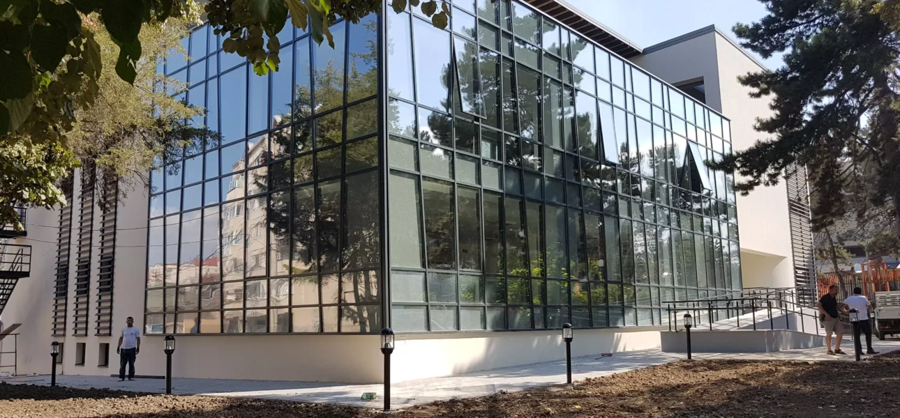 Fasada e jashtme e bibliotekës qytetare Fan S. Noli, Gjilan — KRAPI GROUP
