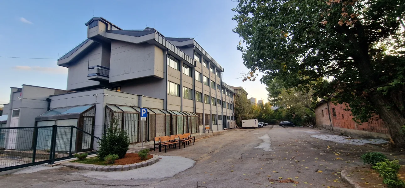 Fasada e jashtme e objektit Mekanizmi pas renovimit, Prishtinë — KRAPI GROUP