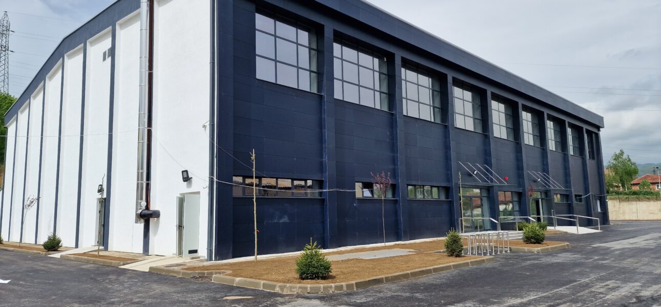 Pamje e jashtme e palestrës sportive të Zveçanit, 2,800 m²