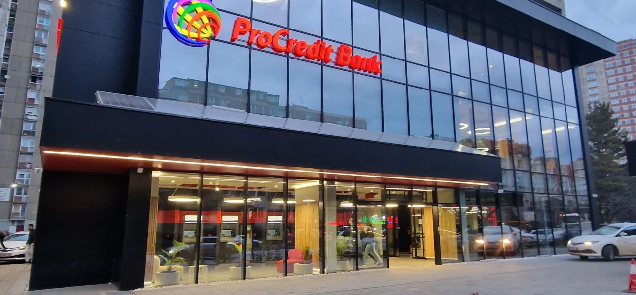 Fasada e jashtme e degës ProCredit Bank Lakrishtë pas renovimit