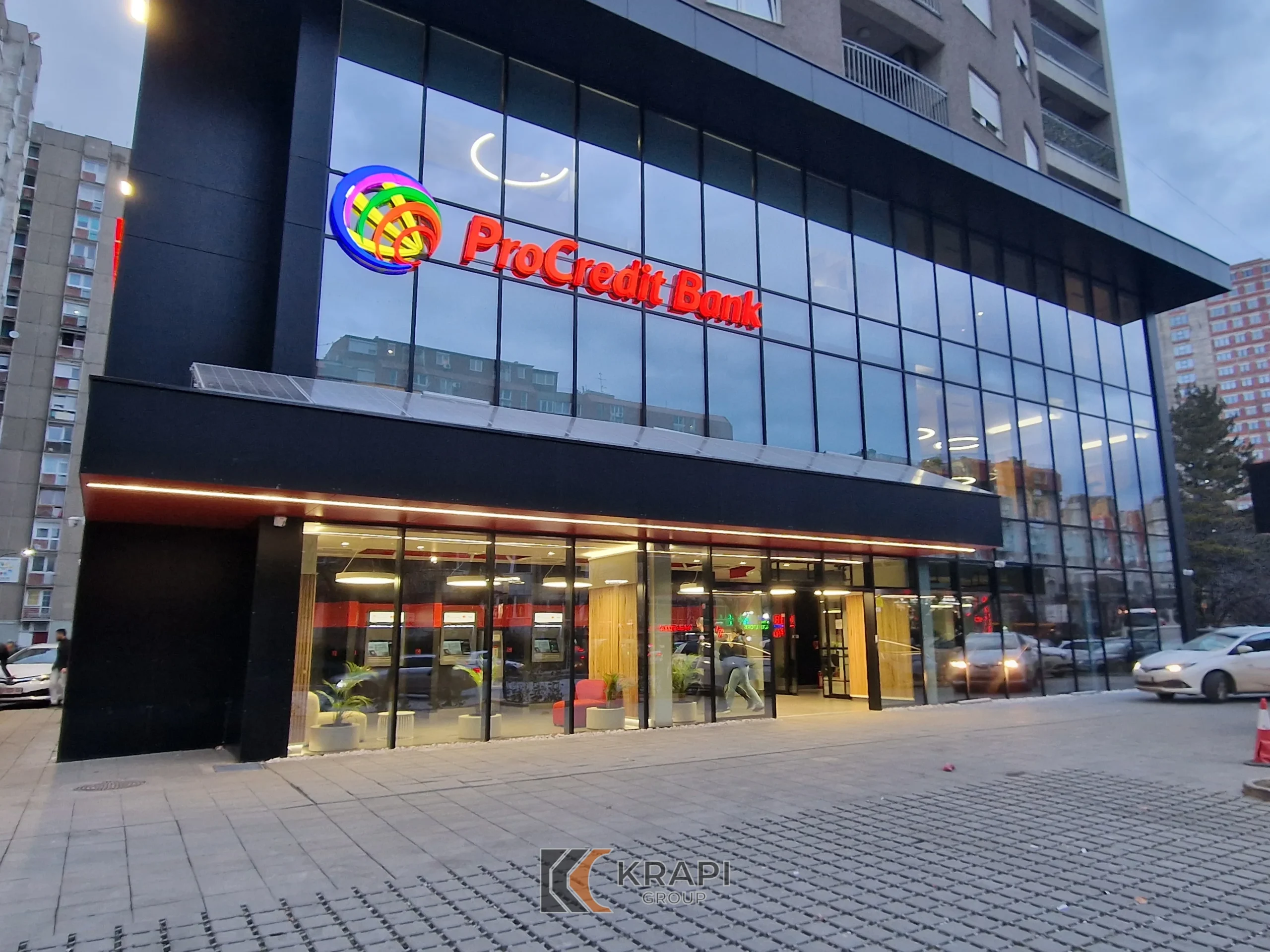 Fasada e jashtme e degës ProCredit Bank Lakrishtë pas renovimit